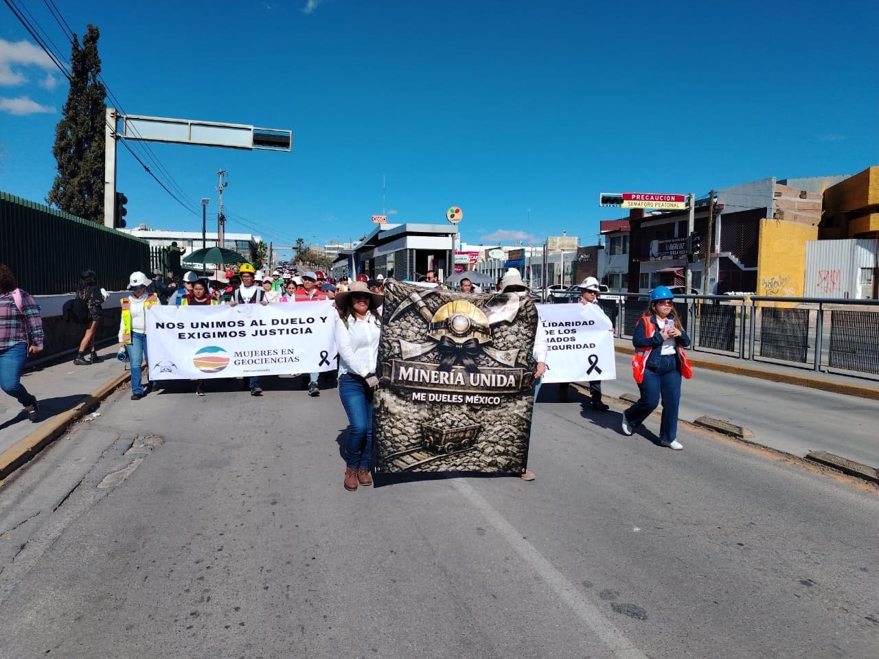 Marchan mineros para exigir justicia por sus compañeros asesinados en Sinaloa