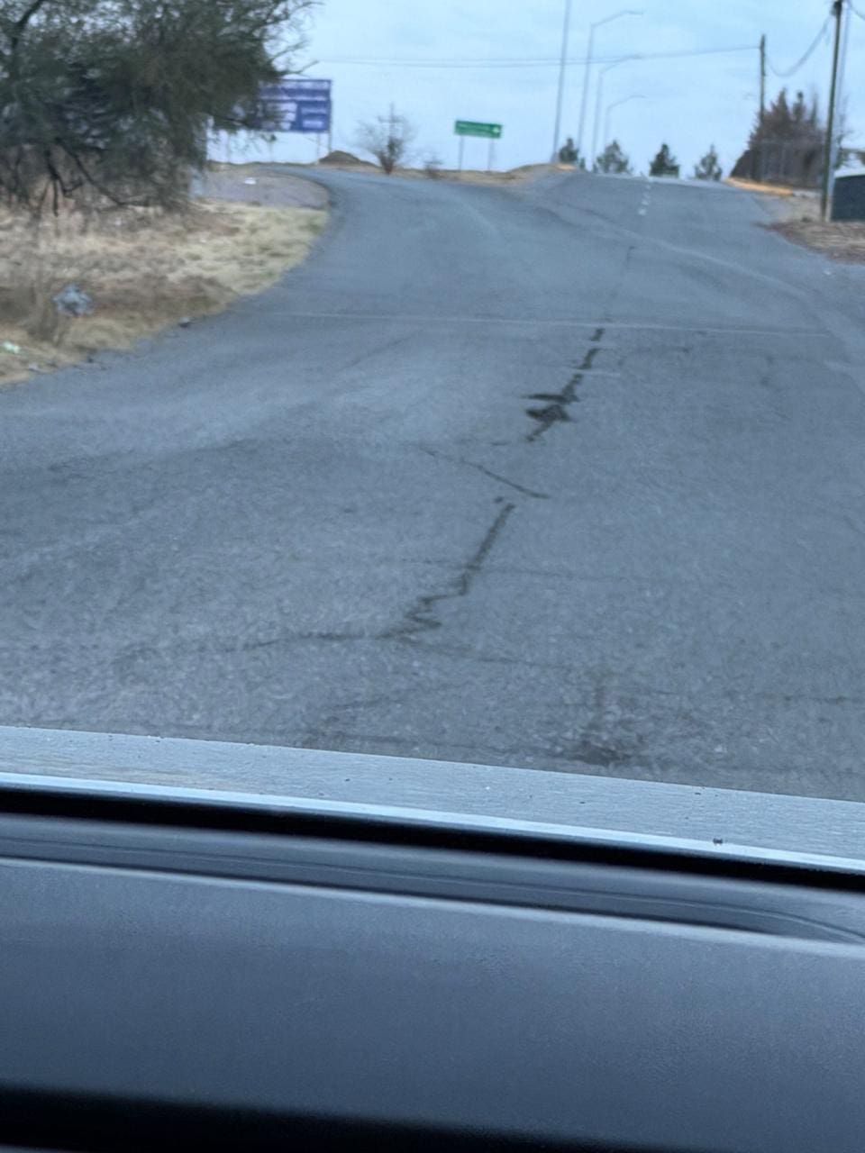 Peligro vial en zona del C4: bache provoca daños a vehículos y vecinos exigen solución urgente