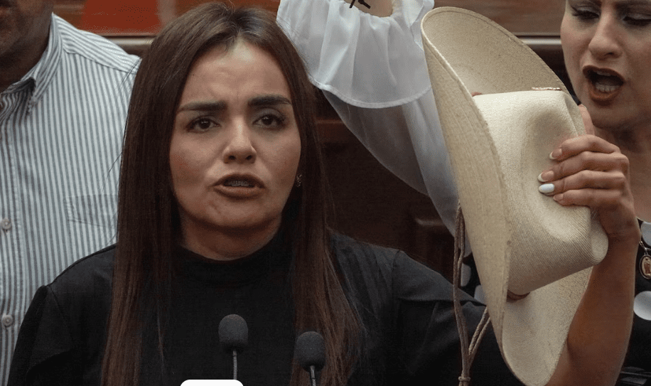 Alcaldesa de Uruapan denuncia penalmente a ex Gobernador Leonel Godoy