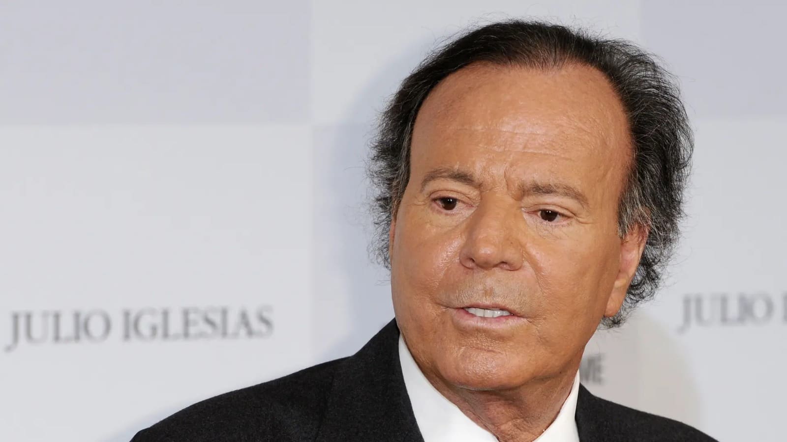 Julio Iglesias demanda a Yolanda Díaz por acusaciones de “abusos sexuales”