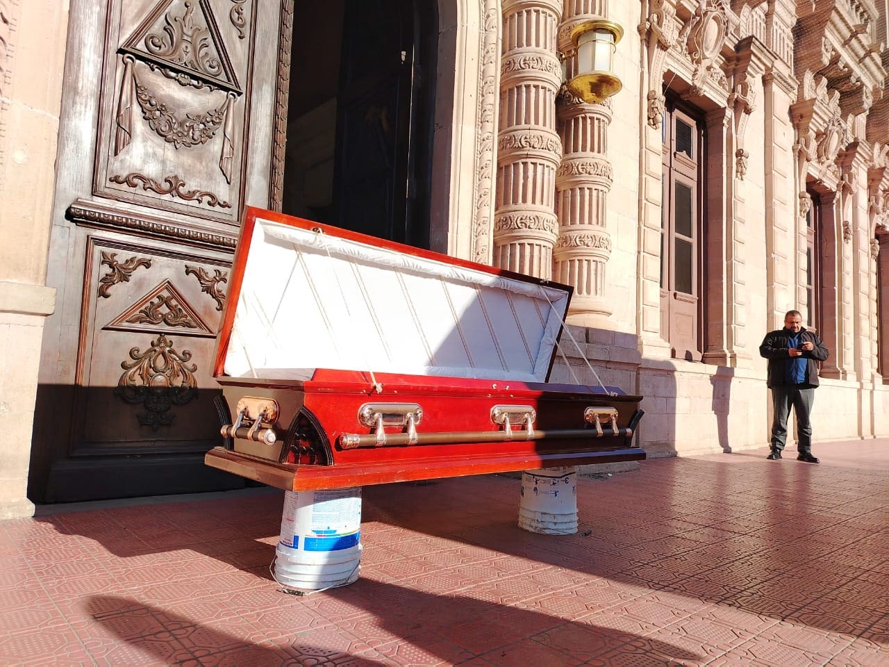 Colocan ataúd frente a Palacio de Gobierno; exigen solución al transporte público