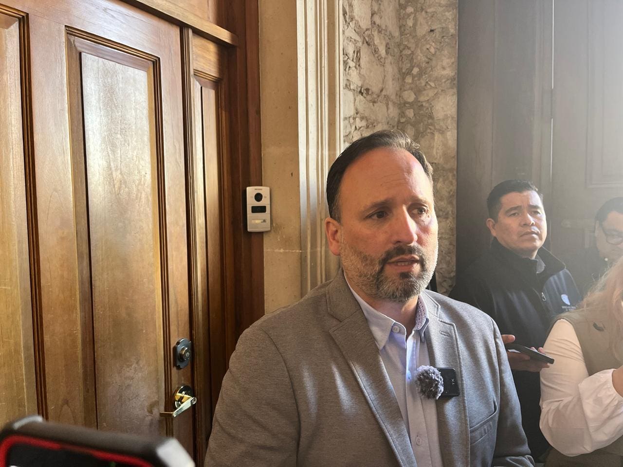 «Traen la misma agenda de golpeteo que los partidos»; De la Peña por manifestación en Palacio