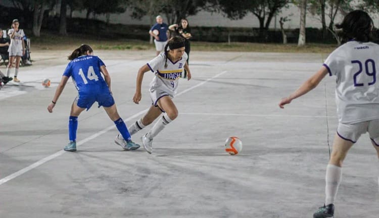 Adelitas UACH golea en su debut