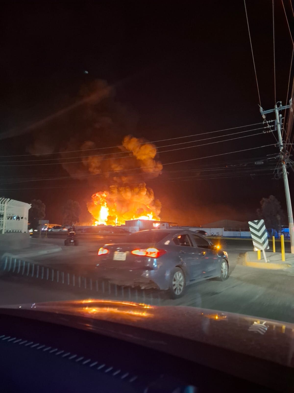 Continúa la alerta por fuerte incendio; preocupa cercanía con gasolinera