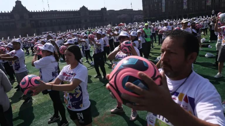 Rompen récord Guinness en el zócalo capitalino