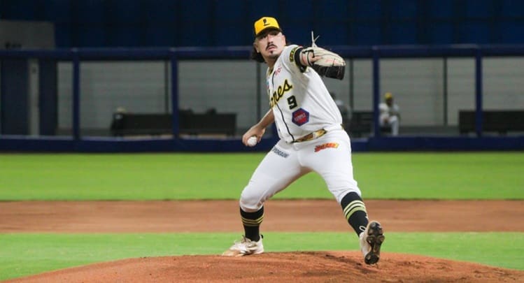 Dorados fortalece su pitcheo con Alfredo Villa