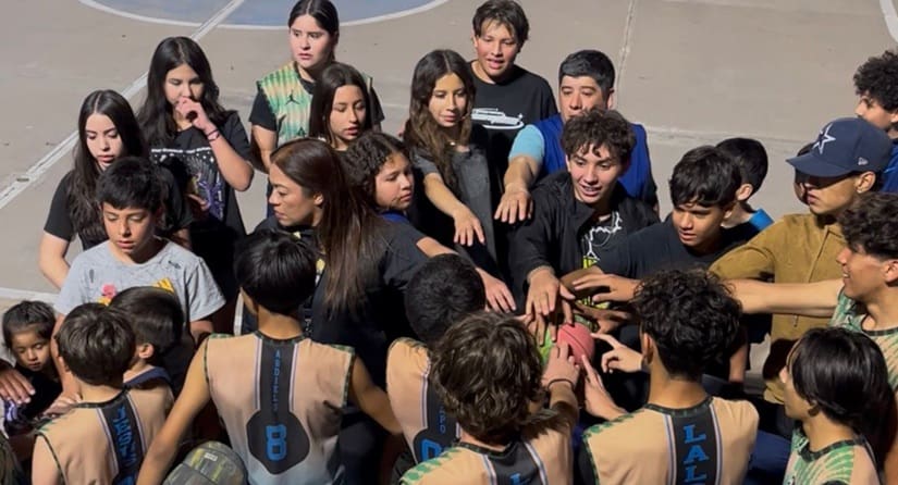 Regidor Adán Galicia entrena con jóvenes basquetbolistas en el Parque Mezquites Sur