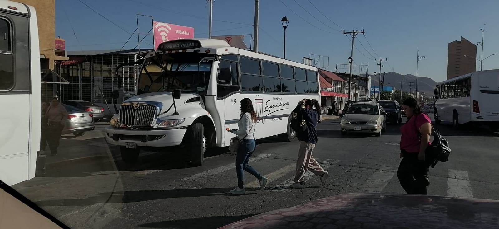 Caos vial en el centro: camiones bloquean cruce y ponen en riesgo a peatones