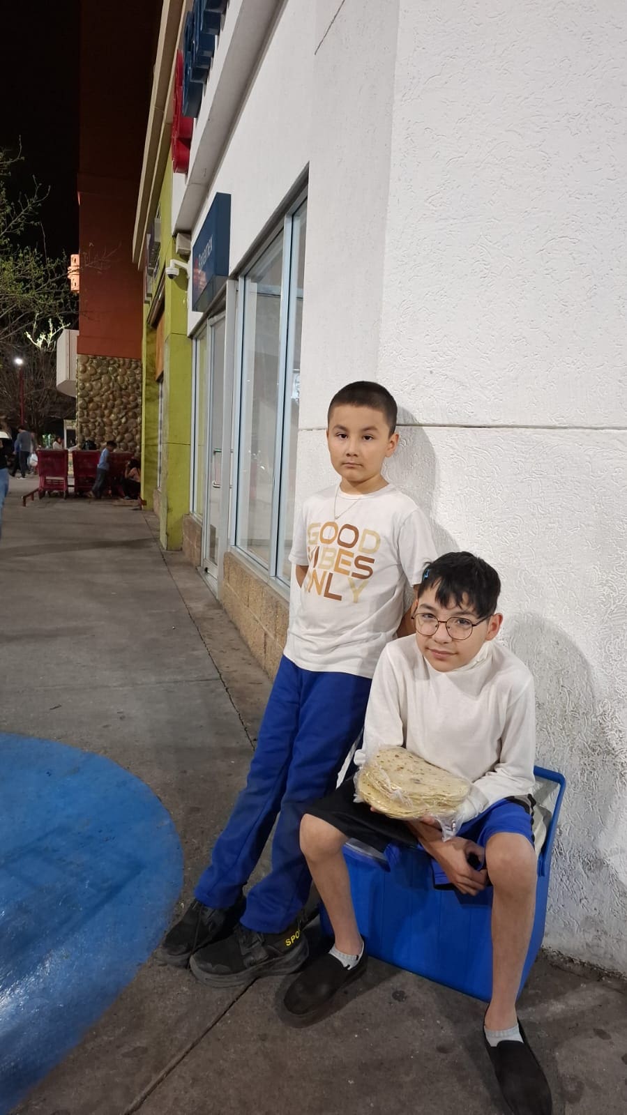 Pide ayuda niño de 14 años; vende tamales, tortillas de harina y empanadas para su operación