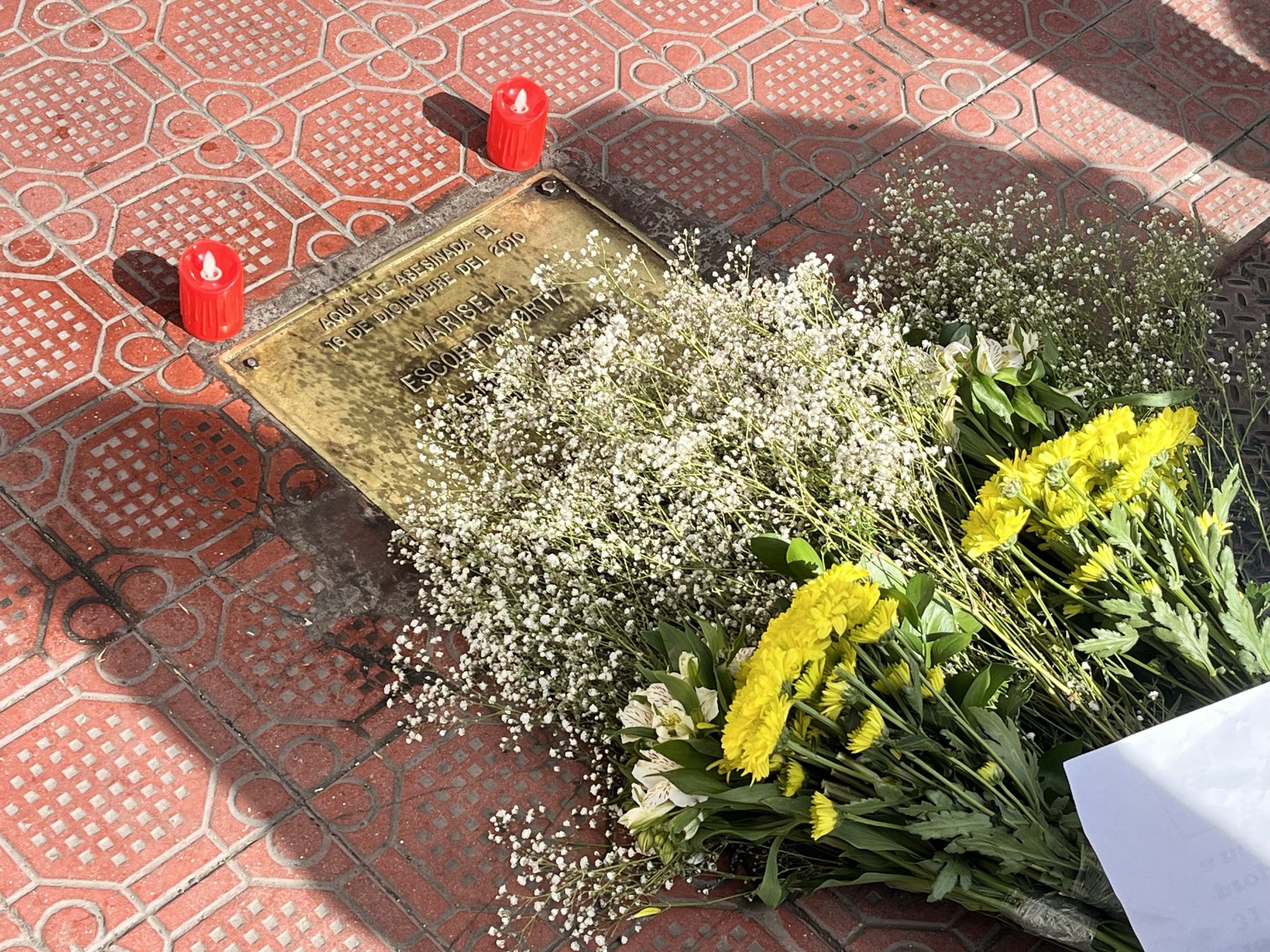 Retén Ciudadano protesta en Palacio y coloca ofrenda en placa de Marisela Escobedo