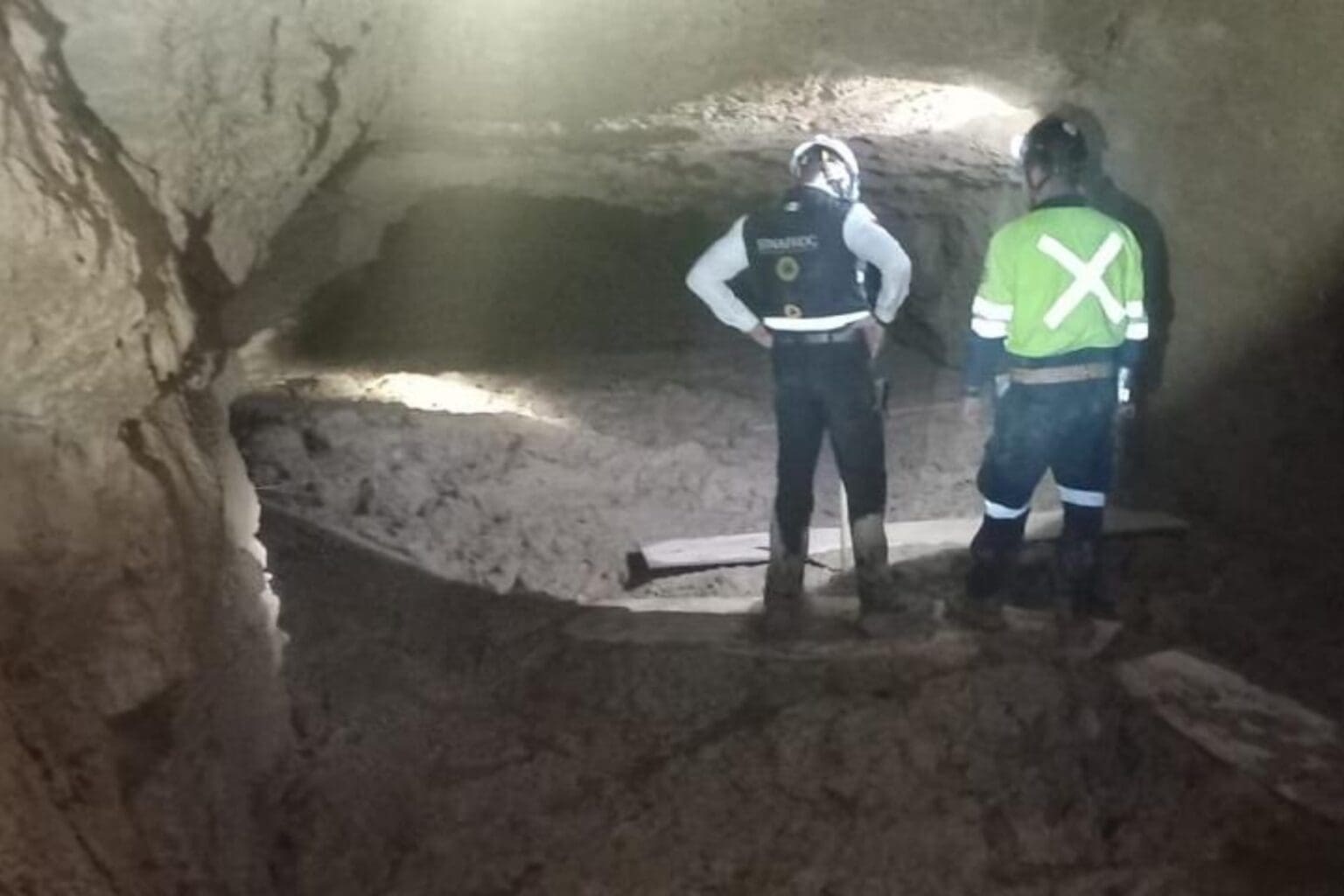 Rescatan con vida al primer minero atrapado en Santa Fe de Sinaloa