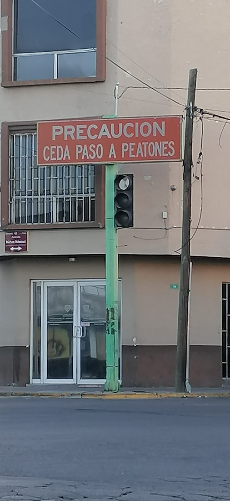 Falla semáforo en 14 y Niños Héroes genera riesgo vial en el centro