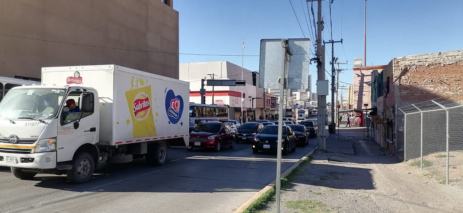 Mala sincronización de semáforos colapsa el tráfico en el centro de la capital