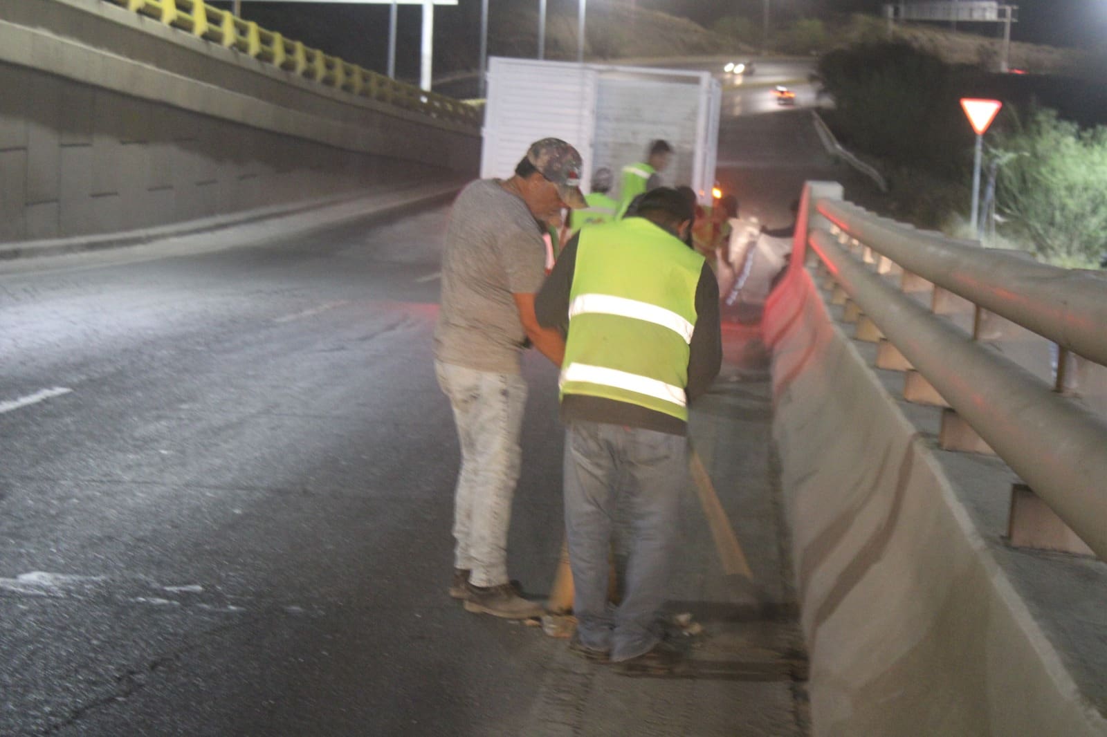 Realizan limpieza de puentes al sur de la ciudad