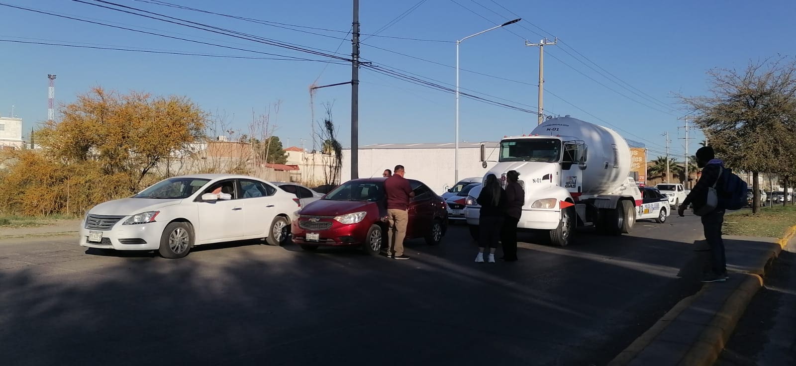 Choque entre auto y pipa de gas provoca caos vial en Heroico Colegio Militar