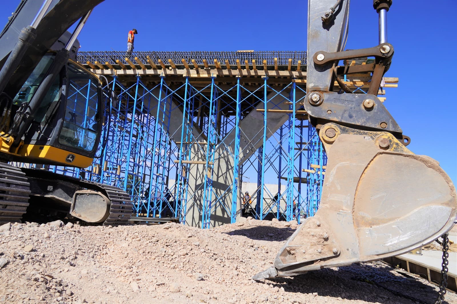 Al 40% la construcción de paso superior en Fuerza Aérea
