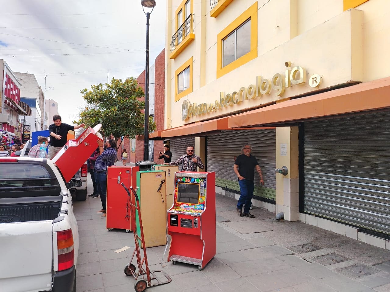 Aseguran más de 60 tragamonedas en Frikiplaza y clausuran edificio 