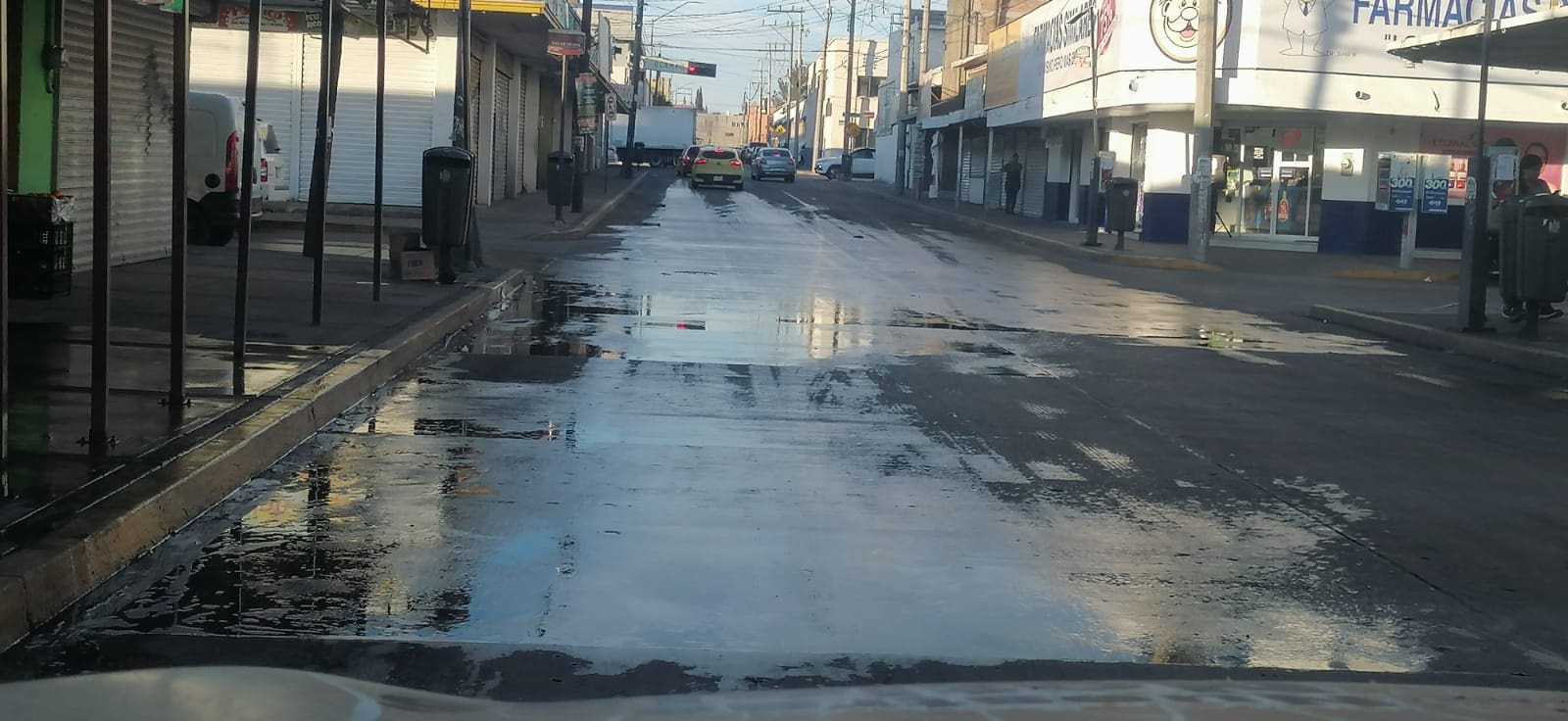Reporta Unidad Móvil de Noticieros Radiorama fuga de agua