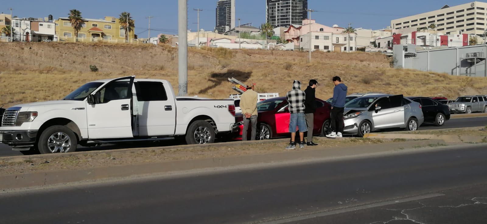 Accidente entre tres vehículos colapsa el Periférico de la Juventud rumbo al sur