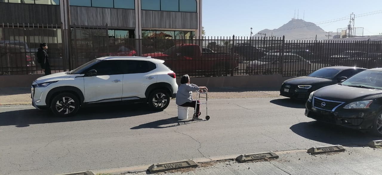 Adulta mayor se expone al peligro en Avenida Universidad; piden intervención urgente