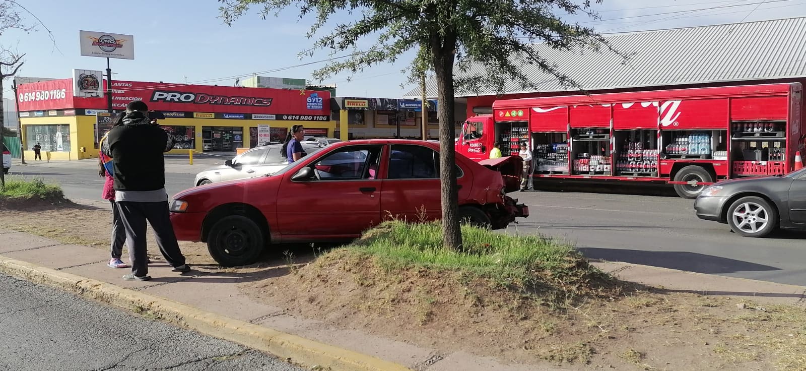 Fuerte choque en Tecnológico y Encino deja daños y caos vial