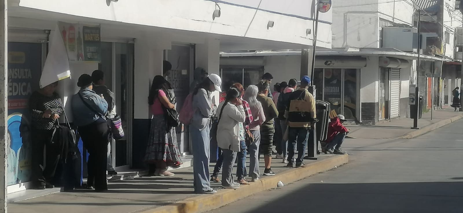 Hasta una hora de espera en las paradas de camión