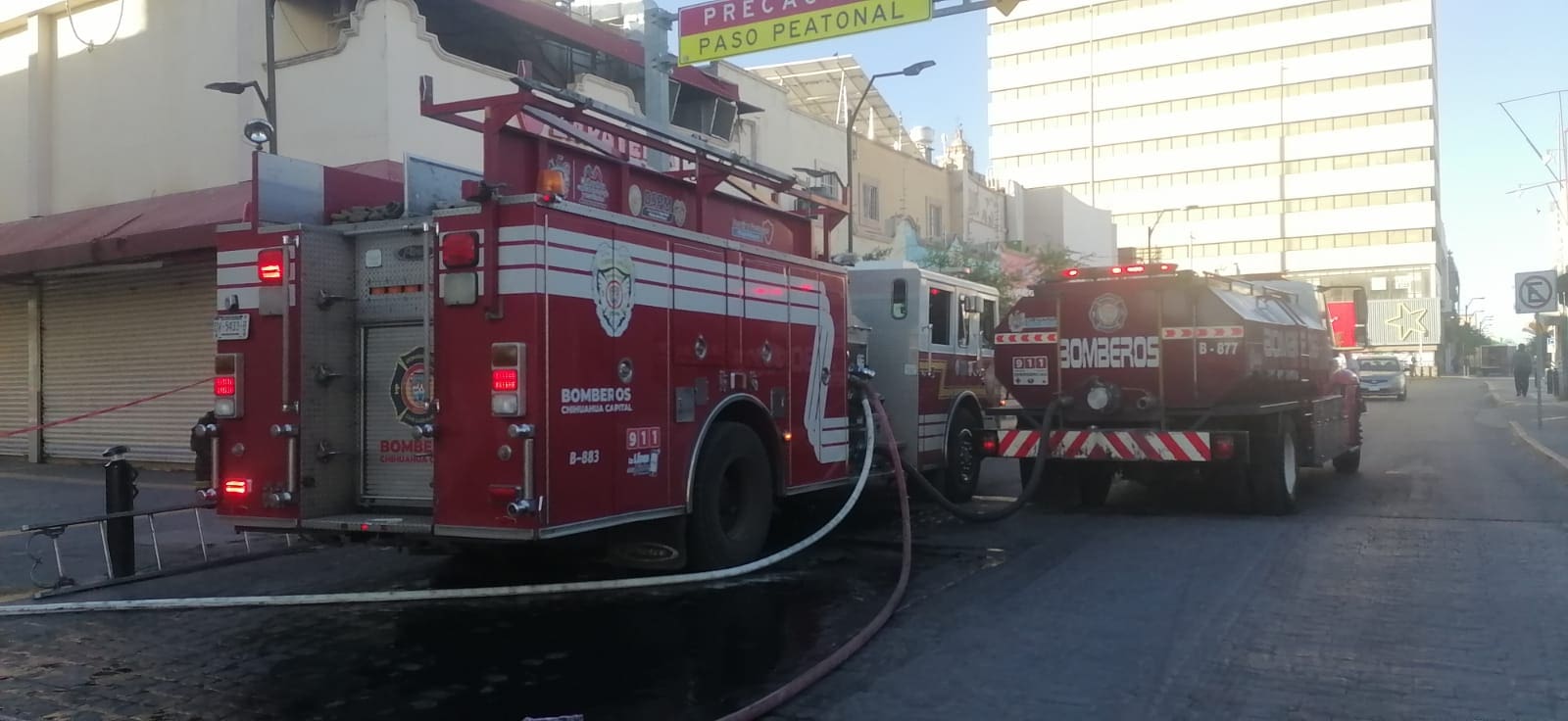 Fuerte incendio arrasa tienda en el Centro y colapsa la circulación