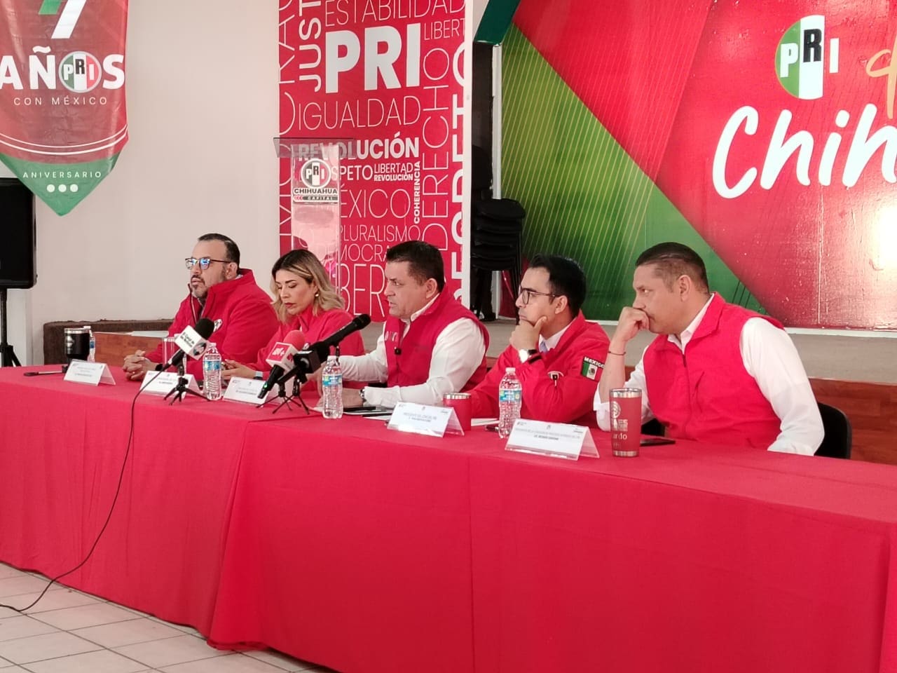 «Las elecciones se ganan con votos, no con reformas»; rechaza Alex Domínguez 