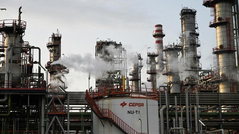 Se dispara precio del petróleo; supera los 120 dólares por barril