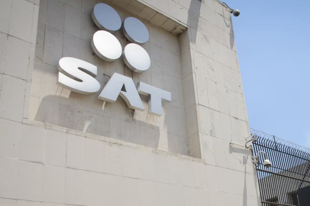SAT revoca permisos de donatarias a más de cien organizaciones civiles en México