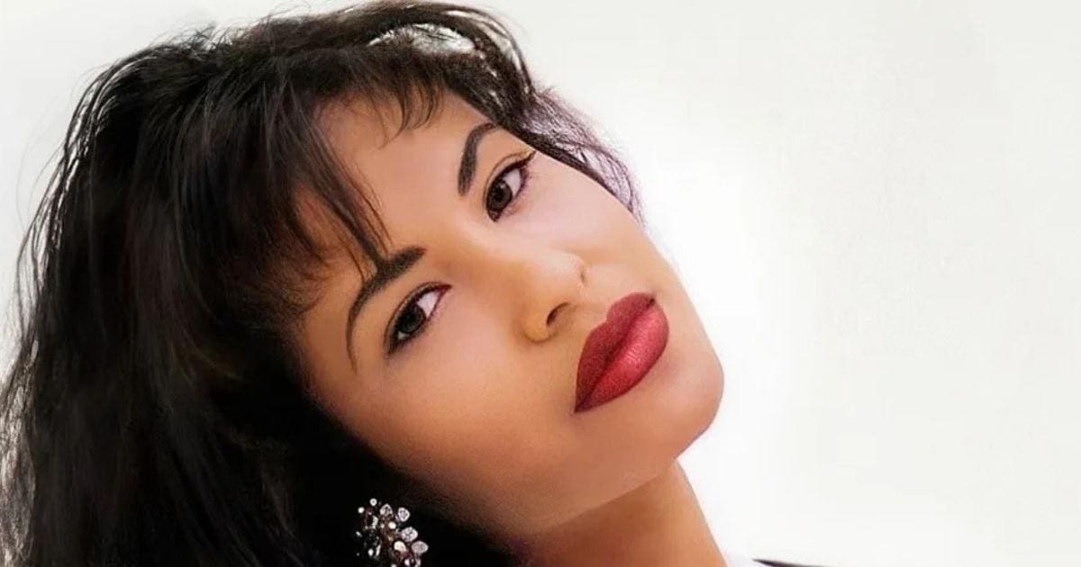 Demanda familia de Selena a SHEIN por uso de su imagen en prendas
