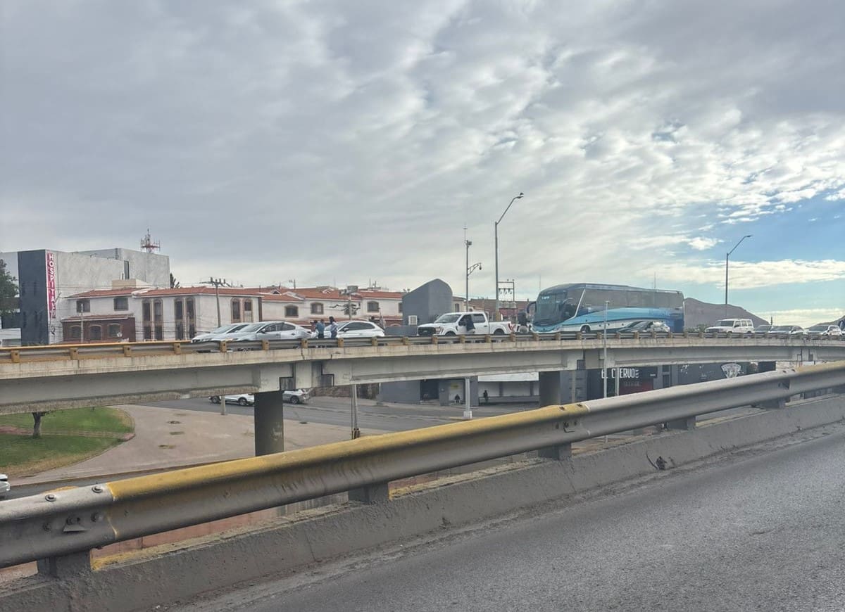 Choque sobre puente en Teófilo Borunda e Independencia genera tráfico lento