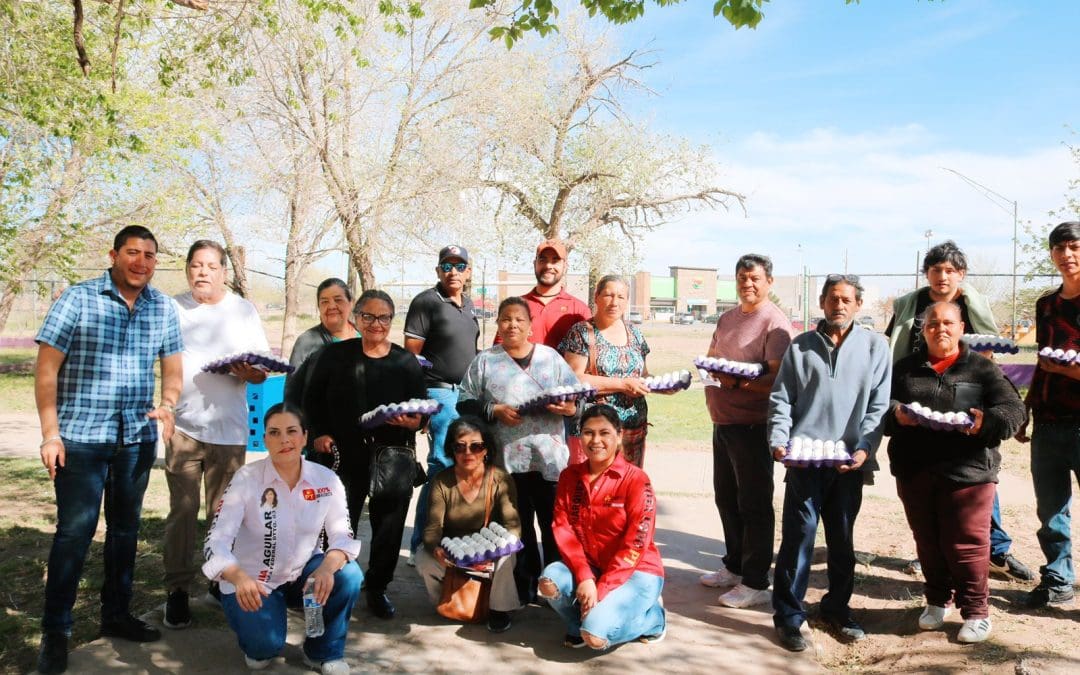 Lilia Aguilar lleva huevo subsidiado a familias juarences