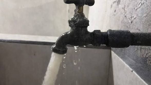 Alertan por agua contaminada en la colonia Campesina