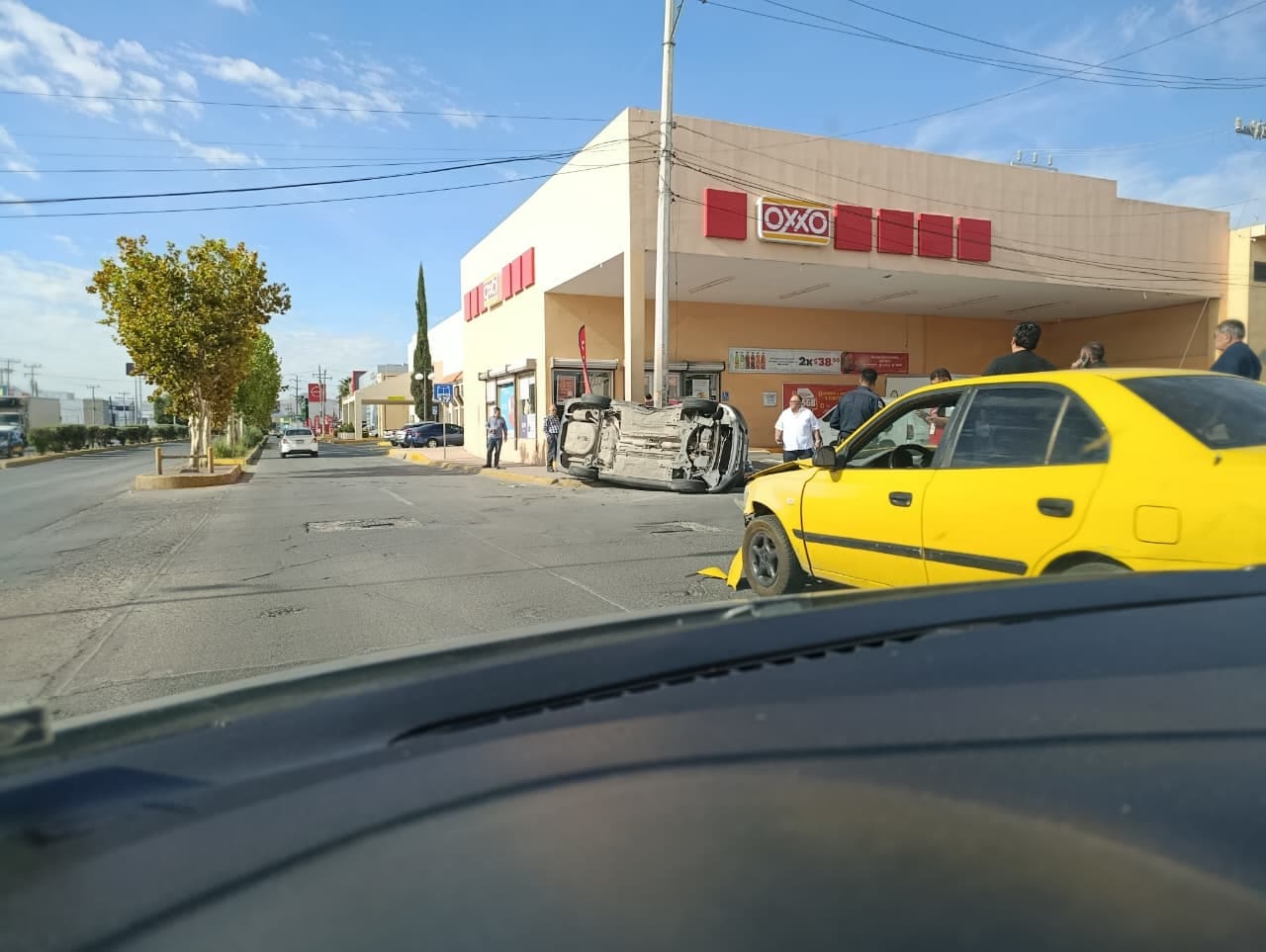 Reportan choque con volcadura en Ortiz Mena y López Mateos