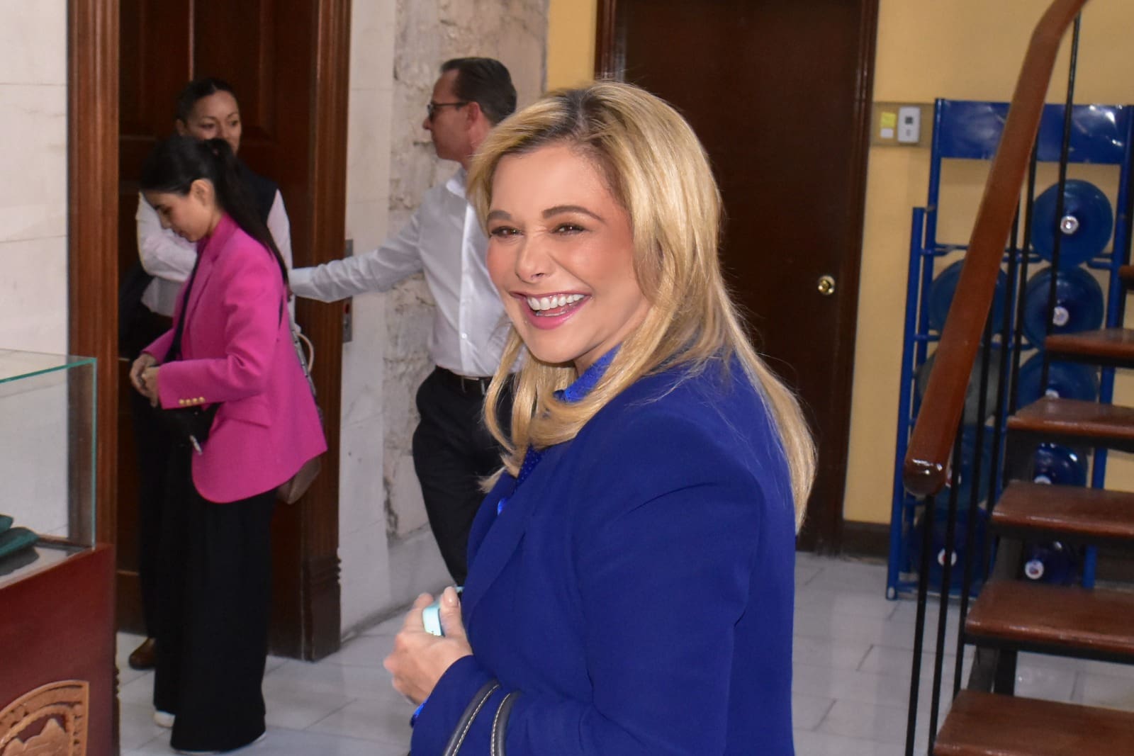 Sostuvo Maru Campos reunión con funcionarios tras dimes y diretes por encuestas