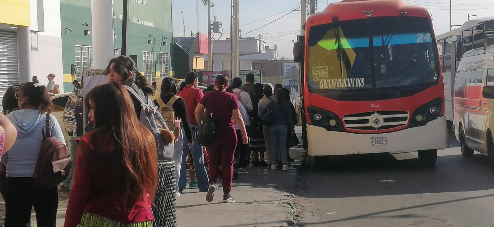 Persisten largas filas y esperas de hasta dos horas por camión en Silvestre Terrazas