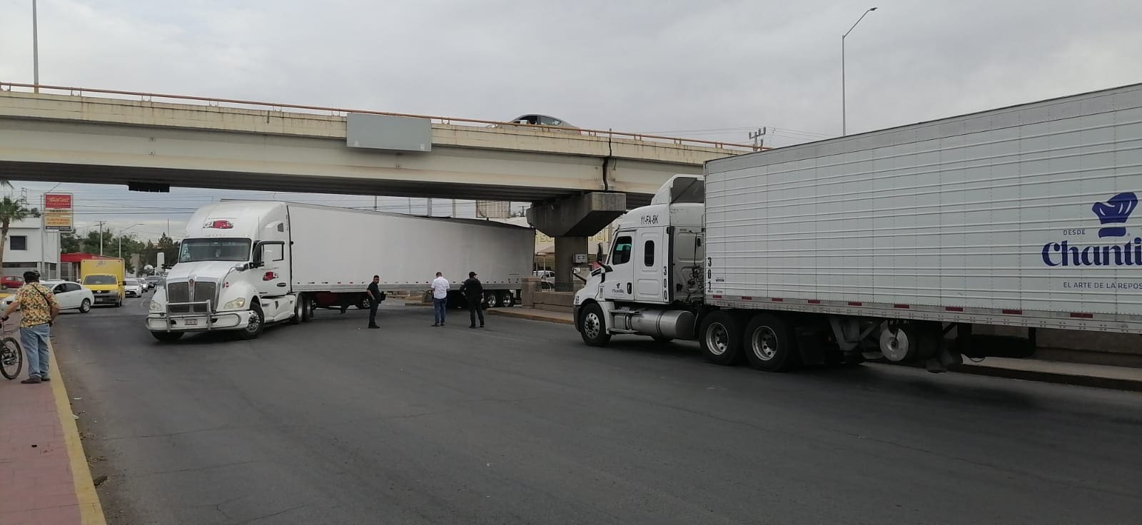 Tráiler queda atorado en Teófilo Borunda y Pacheco; colapsa el tráfico