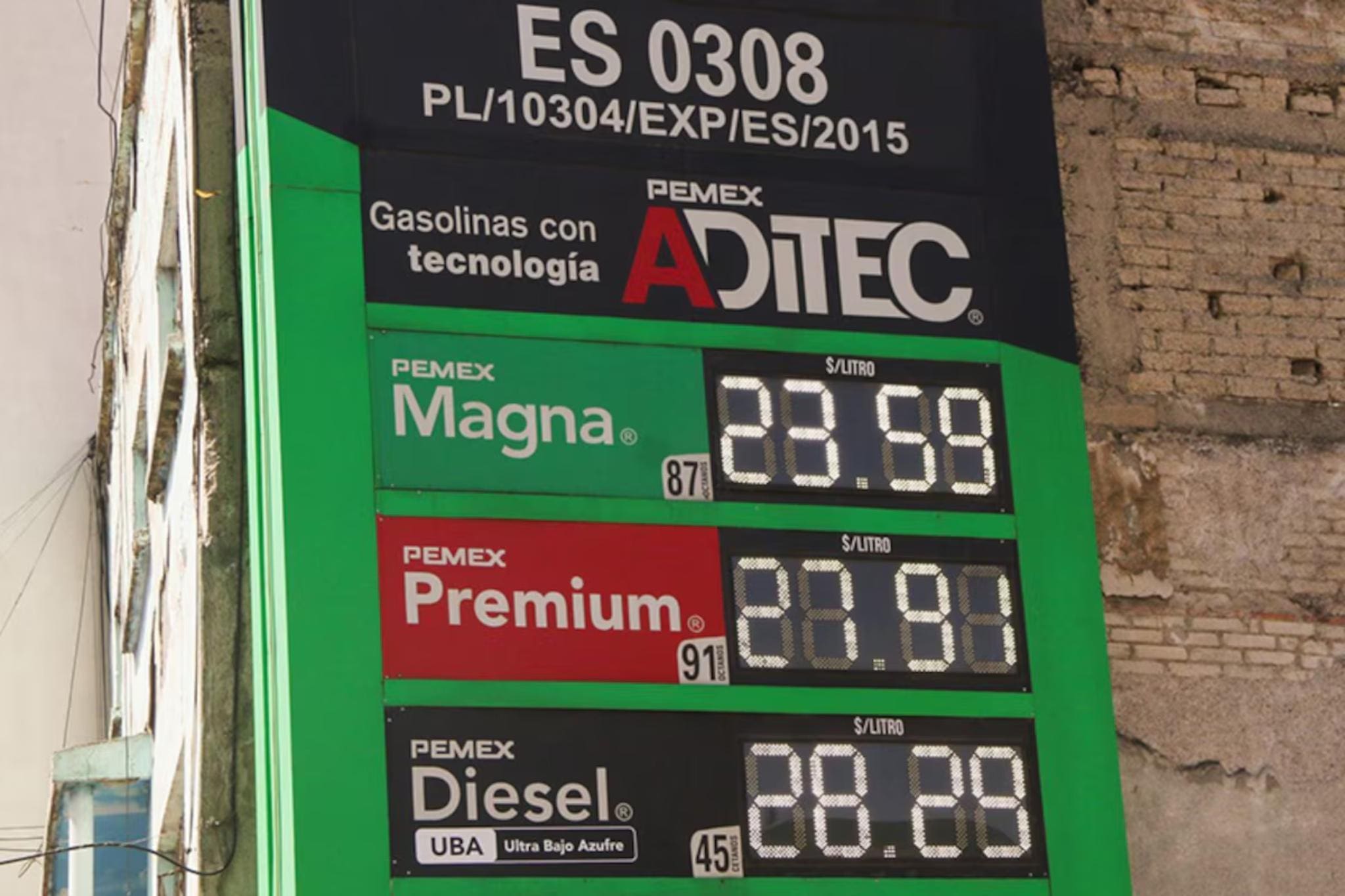 Gasolineros acuerdan con Sheinbaum fijar el diesel en 28 pesos el litro