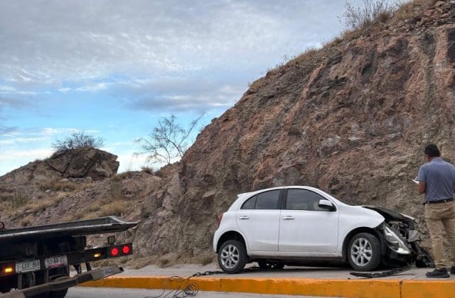 Choca contra cerro en la carretera Aldama