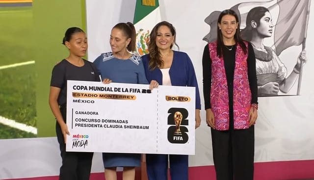 Entrega CSP boleto a mujer que irá al Mundial