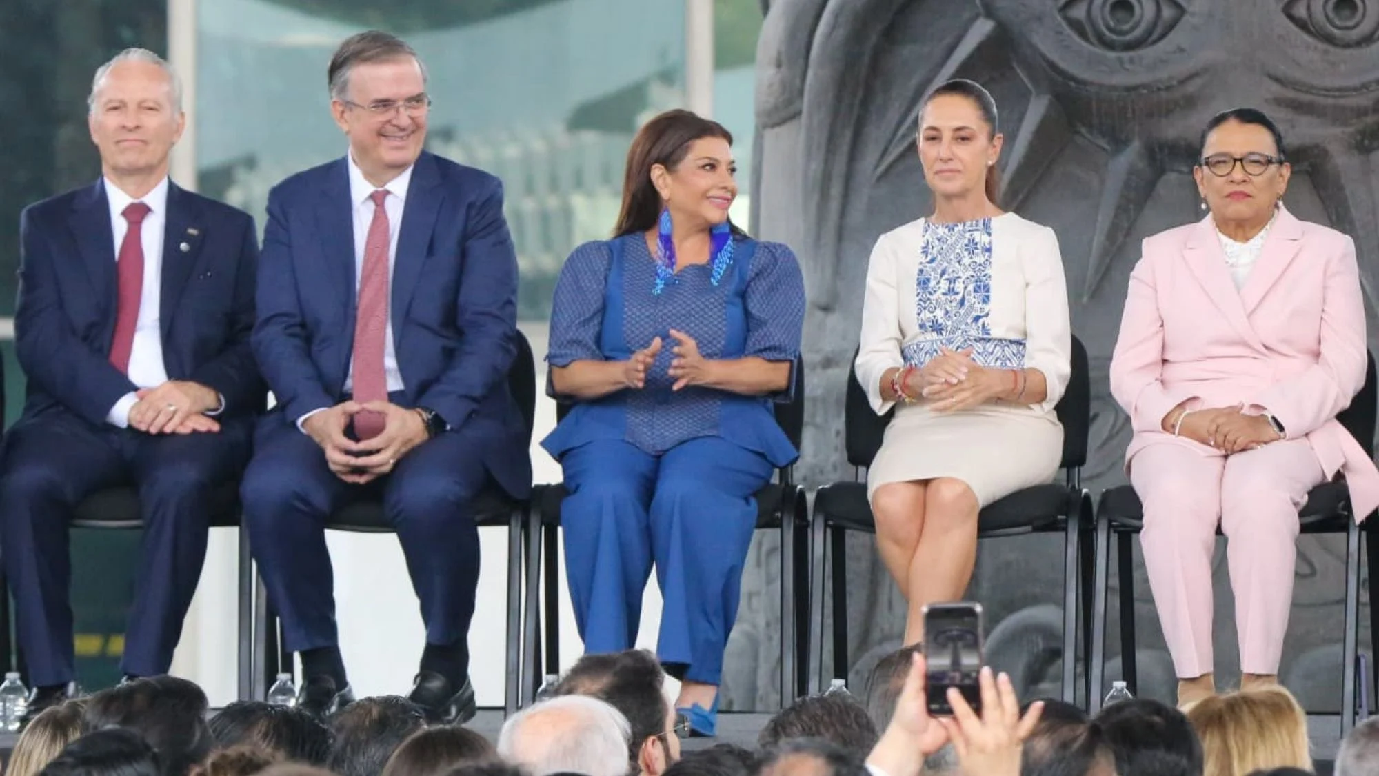 Presentan plan pata reactivar la economía ante incertidumbre global