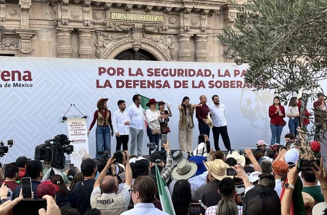 Con tienditas y escenario, Morena acusa a Maru Campos de «entreguismo» frente a Palacio de Gobierno