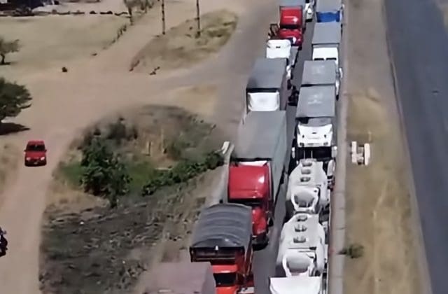 Bloqueos en carreteras complican llegada de contingentes a marcha de Morena en Chihuahua