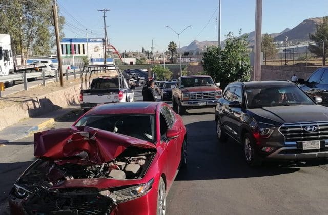 Fuerte choque en La Junta deja cuantiosos daños y caos vial