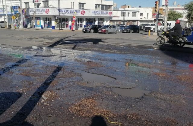 Mega baches vuelven intransitable cruce de Carranza y 20 de Noviembre