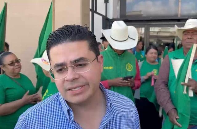 Atiende Rafa Loera a campesinos; liberan edificio tras manifestación 