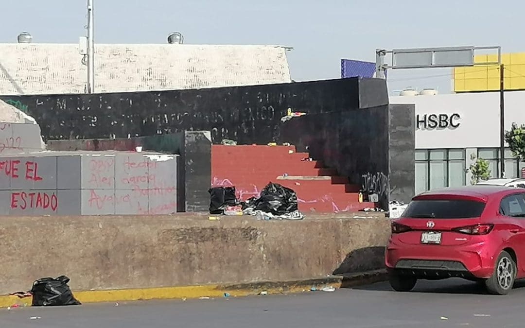 Festejo celeste deja basurero en glorieta de la División del Norte; advierten riesgo por vidrios rotos