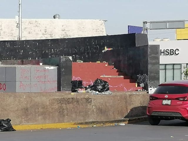 Festejo celeste deja basurero en glorieta de la División del Norte; advierten riesgo por vidrios rotos