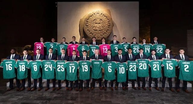 Se toma la selección mexicana de futbol la foto oficial